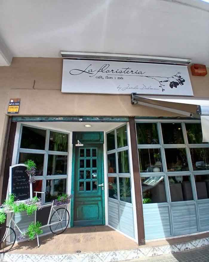 Fachada con la puerta verde